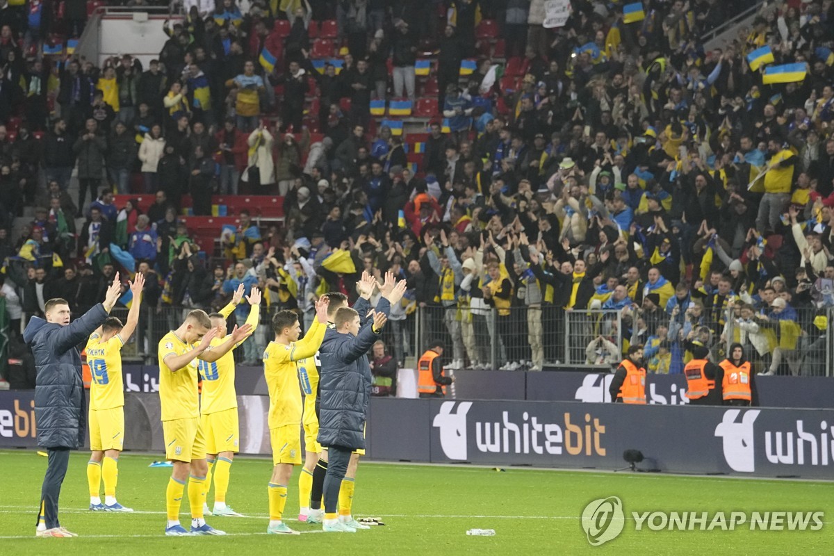 팬들의 박수에 고개 숙인 우크라이나 축구대표팀 선수들 사진 / AP=연합뉴스