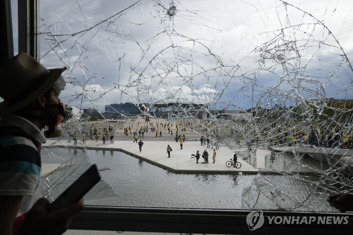 지난해 1월 8일 폭동 당시 파손된 대통령궁 창문