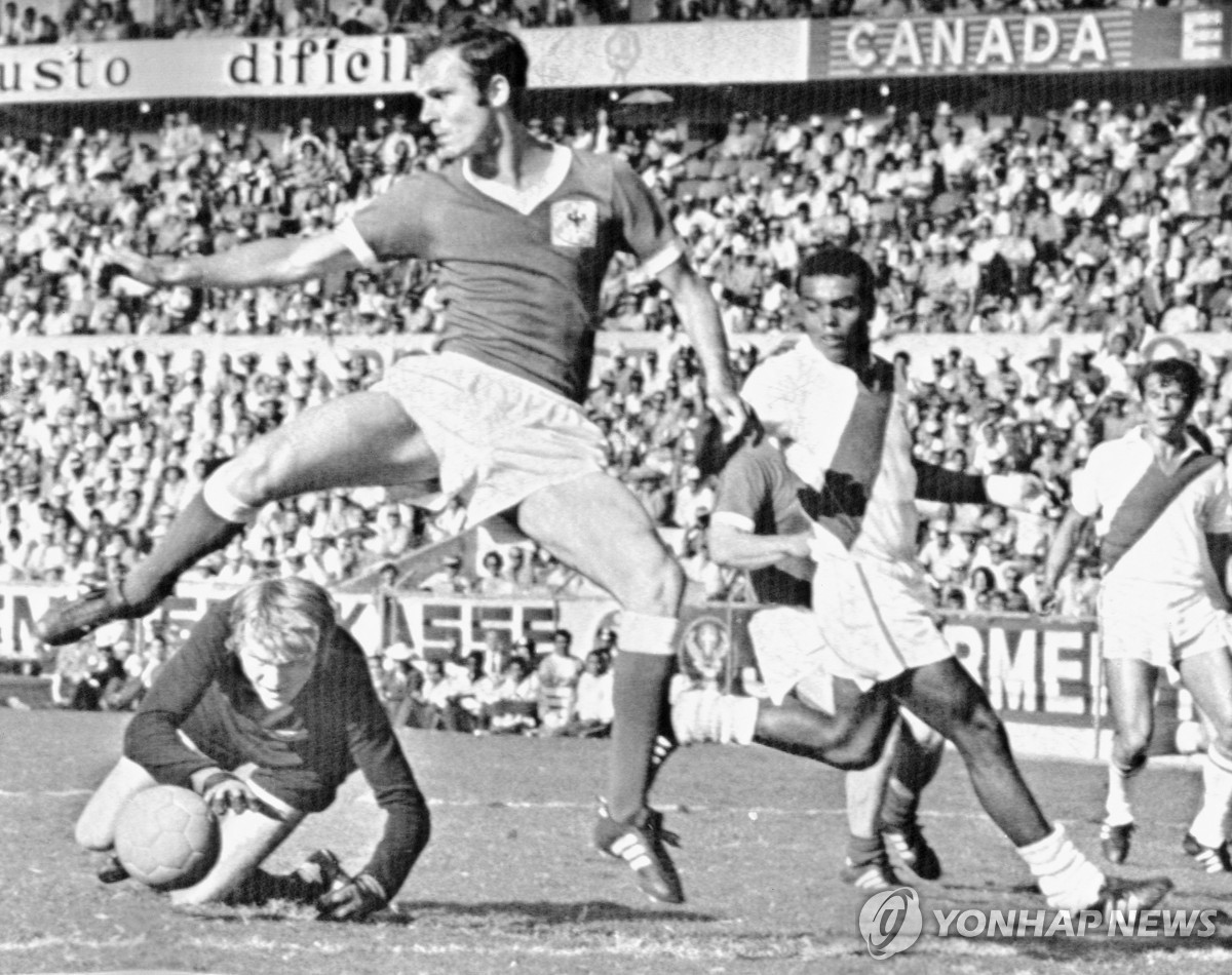 1970 멕시코 월드컵에서 활약하던 베켄바워(왼쪽에서 두 번째)