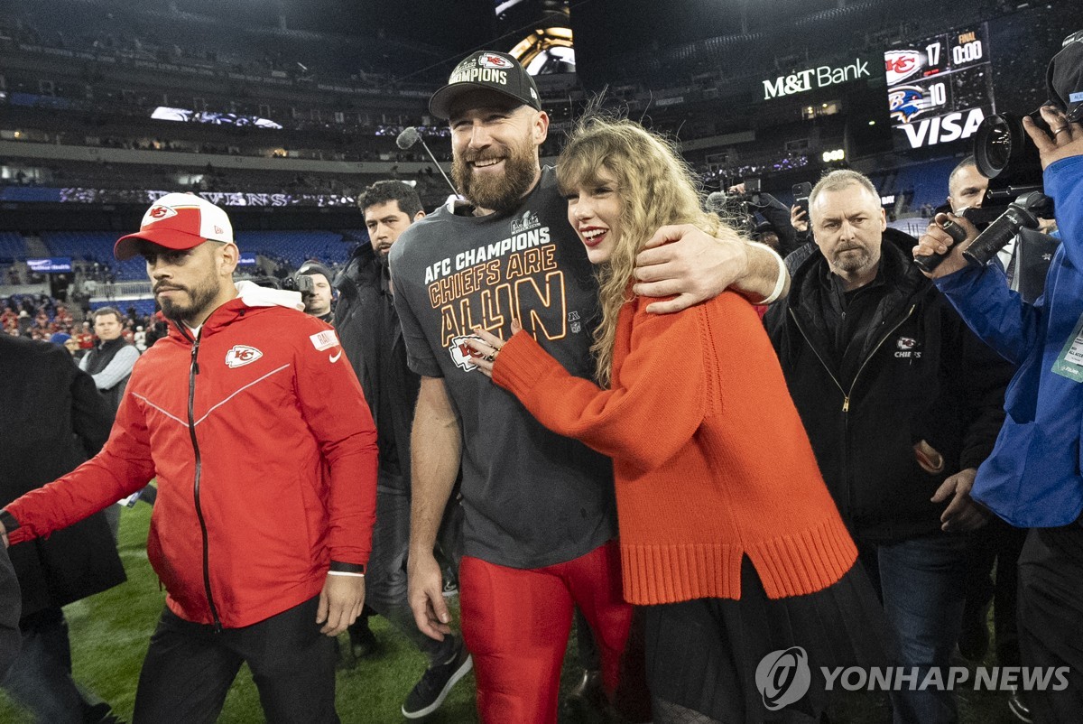 승리후 함께 경기장을 나서는 NFL 캔자스시티 치프스의 공격수 트래비스 켈시와 팝스타 테일러 스위프트