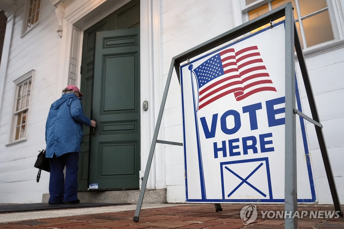Esta fotografía, publicada por Associated Press, muestra a un votante entrando a un colegio electoral en Kennebunk, Maine, el 5 de marzo de 2024. (Yonhap)
