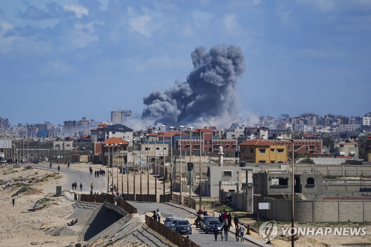 15일(현지시간) 팔레스타인 가자지구에서 이스라엘의 공습 뒤 연기가 피어오르고 있다. [AP 연합뉴스 자료사진. 재판매 및 DB 금지]