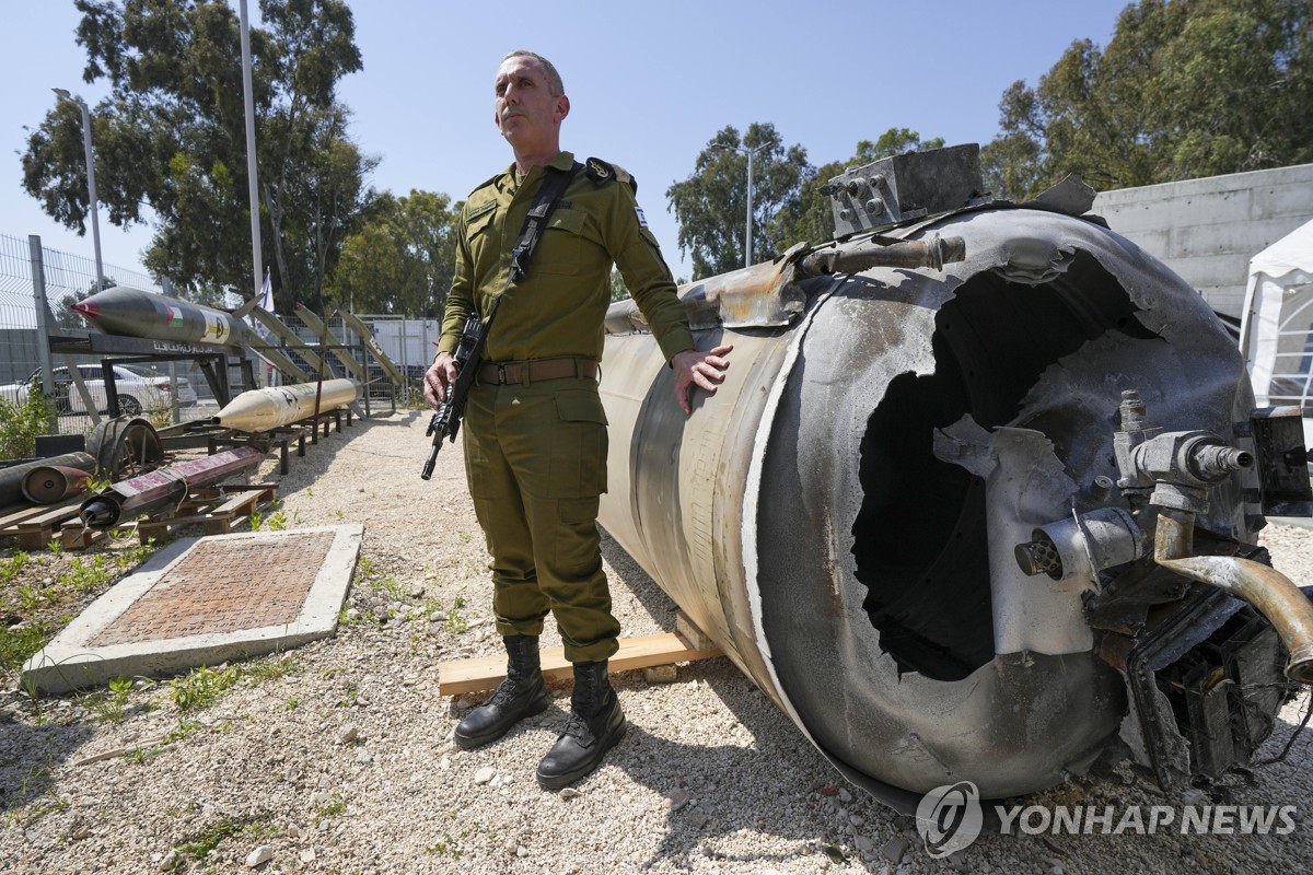 이스라엘이 요격한 이란발 탄도미사일 잔해에 대해 설명하는 다니엘 하가리 이스라엘군 대변인.