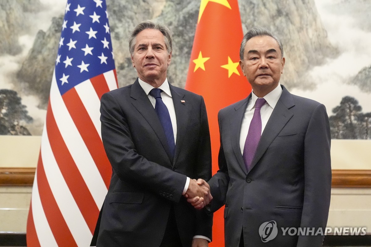 El secretario de Estado de Estados Unidos, Antony Blinken (izq.), se reúne con el ministro de Relaciones Exteriores de China, Wang Yi, en la pensión estatal Diaoyutai en Beijing el 26 de abril de 2024, en esta fotografía publicada por Associated Press.  (Yonhap)
