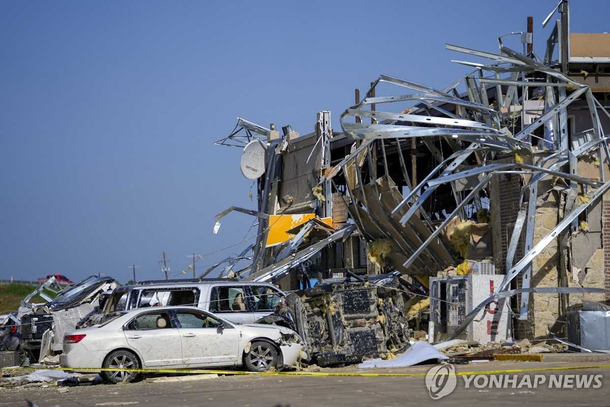 26일(현지시간) 미국 텍사스 밸리뷰에서 토네이도로 건물이 파손된 모습