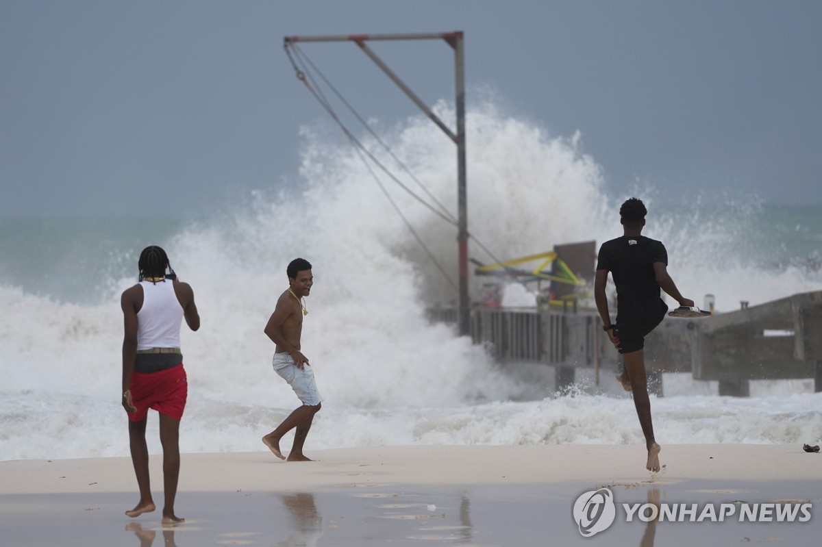 허리케인 베릴이 상륙한 바베이도스의 해변 