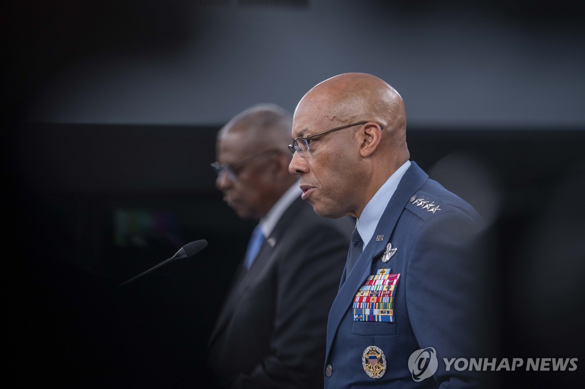 El general Charles Brown Jr., jefe del Estado Mayor Conjunto, habla durante una conferencia de prensa en el Pentágono, en Washington, el 25 de julio de 2024, en esta foto publicada por Associated Press. (Yonhap)