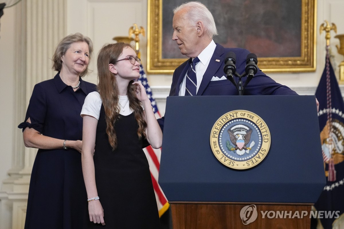 조 바이든 미국 대통령과 석방자 가족들