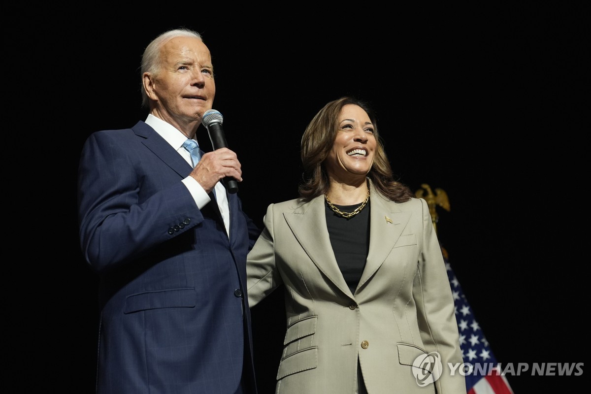 Esta foto de archivo, publicada por Associated Press, muestra al presidente estadounidense Joe Biden (izq.) y a la candidata presidencial demócrata, la vicepresidenta Kamala Harris, hablando en Largo, Maryland, el 15 de agosto de 2024. (Yonhap)