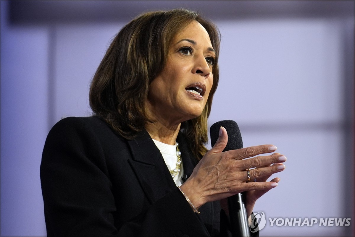 La vicepresidenta candidata a la presidencia demócrata, Kamala Harris, habla durante un ayuntamiento de CNN en Aston, Pensilvania, el 23 de octubre de 2024, en esta fotografía publicada por Associated Press. (Yonhap)