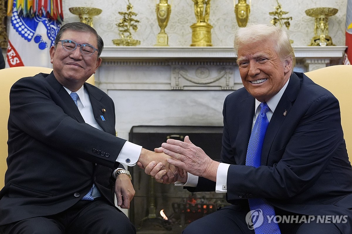 El presidente de los Estados Unidos, Donald Trump (R) se reúne con el primer ministro japonés Shigeru Ishiba en la Oficina Oval de la Casa Blanca el 7 de febrero de 2025 en Washington, en esta foto publicada por Associated Press. (Yonhap)