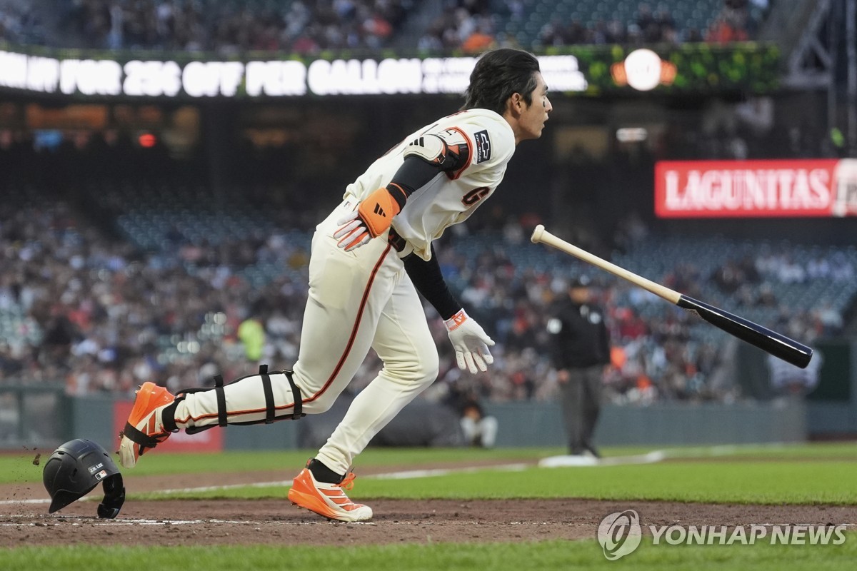 안타를 치고 1루로 뛰는 이정후