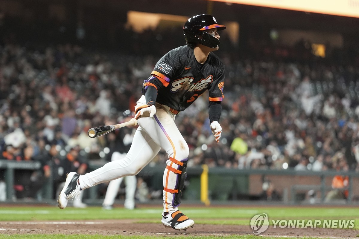홈런을 치고 타구를 눈으로 좇는 샌프란시스코 이정후