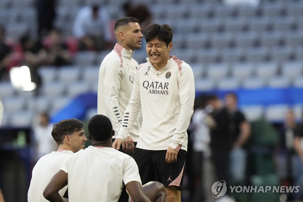 이강인(오른쪽)이 UCL 결승을 앞두고 공식 훈련에서 밝게 웃으며 동료들과 이야기하고 있다.
