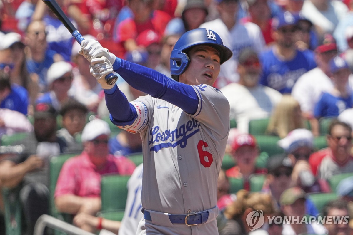 Kim Hye-seong of the Los Angeles Dodgers hits a triple against the St. Louis Cardinals during a Major League Baseball regular-season game at Busch Stadium in St. Louis on June 8, 2025, in this Associated Press photo. (Yonhap)