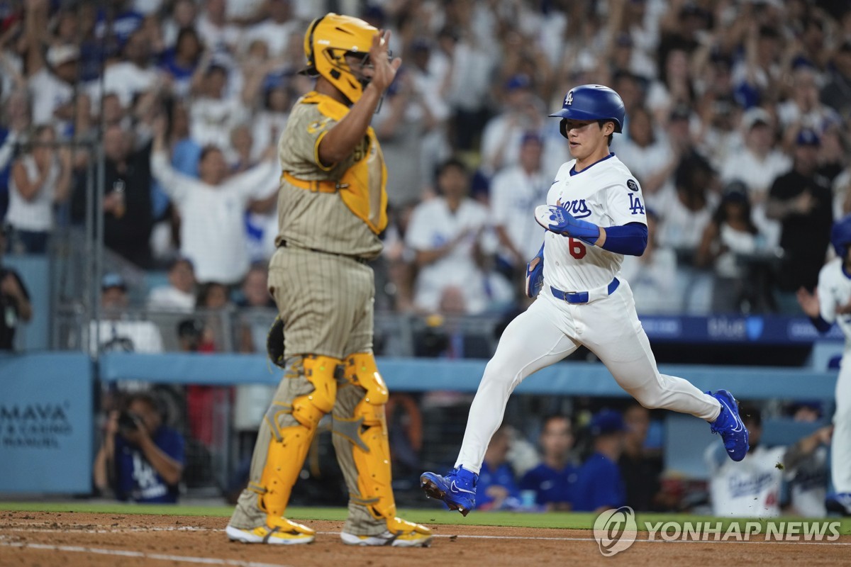 5회 러싱의 적시타 때 홈에 들어오는 김혜성