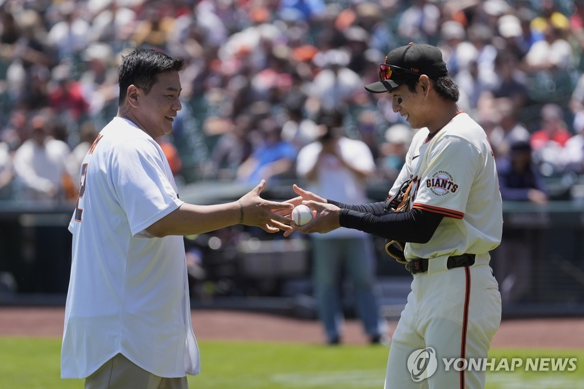 시구한 김태균 해설위원(왼쪽)과 공을 받은 이정후