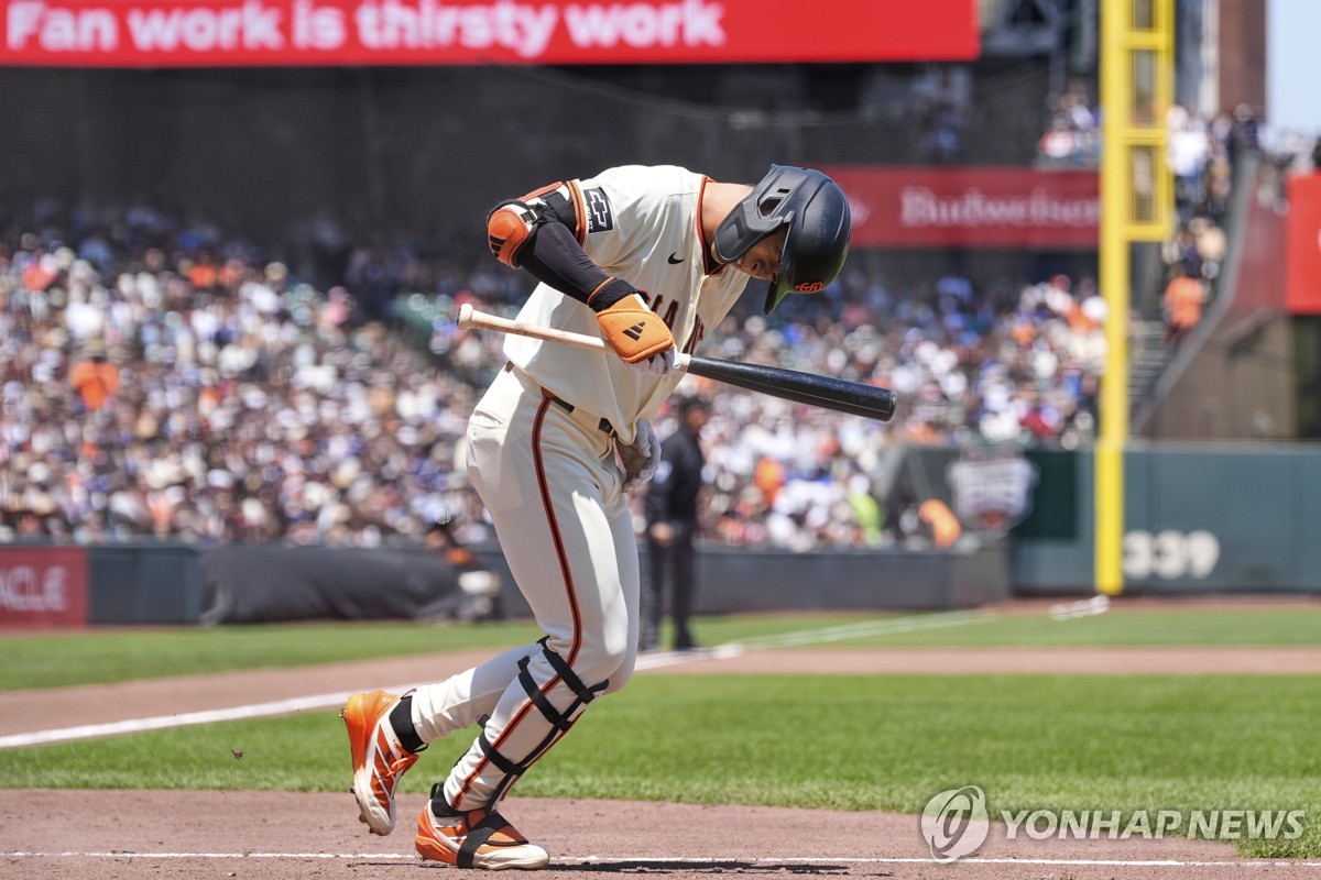 중견수 뜬공으로 아웃되고 안타까워하는 샌프란시스코 이정후