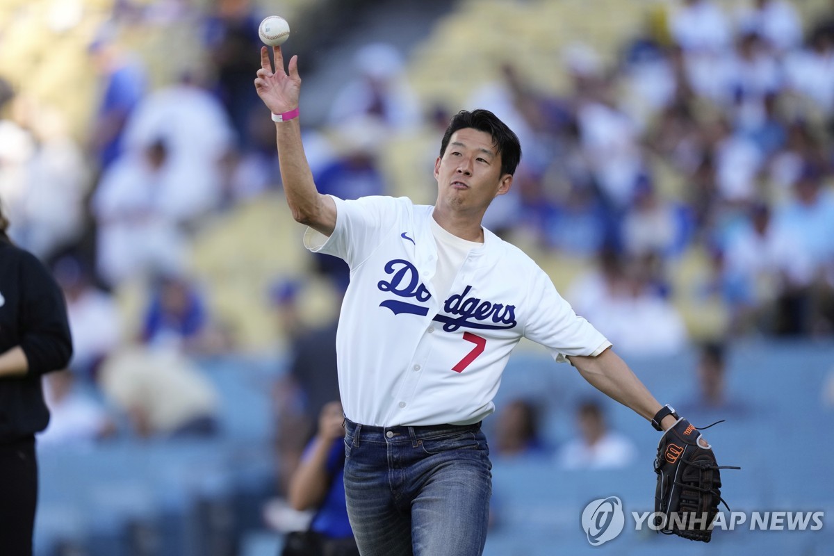 'LA 슈퍼스타' 손흥민, 다저스 홈경기서 시구…팬들 쏘니 환호