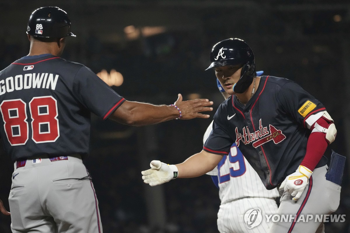 하이 파이브 하는 김하성(오른쪽)