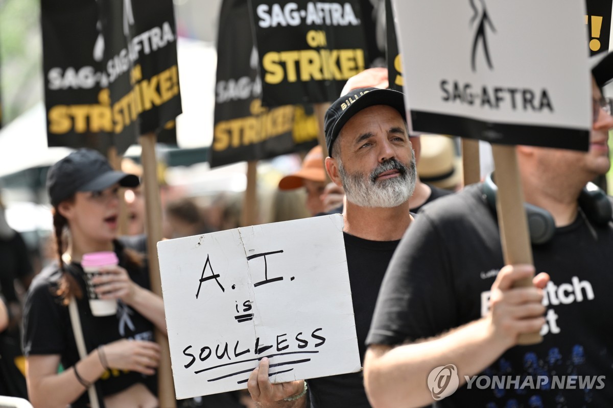 AI 기술 활용 규칙 확립을 요구하는2023년 SAG-AFTRA 파업참가자들의 모습.