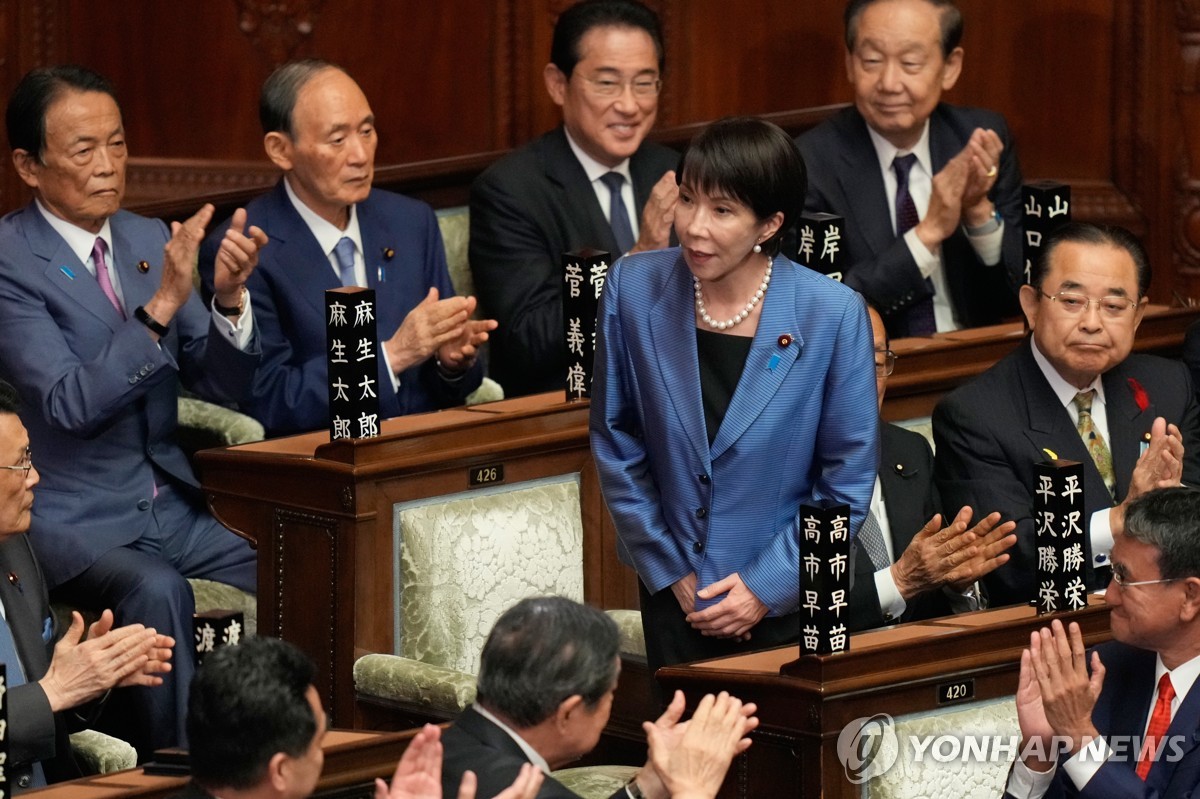 박수받는 다카이치 일본 총리