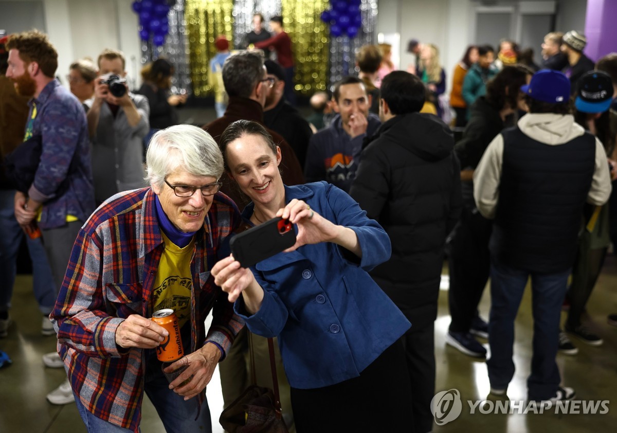 지지자와 함께 사진을 찍는 케이티 윌슨 차기 시애틀 시장(중앙)