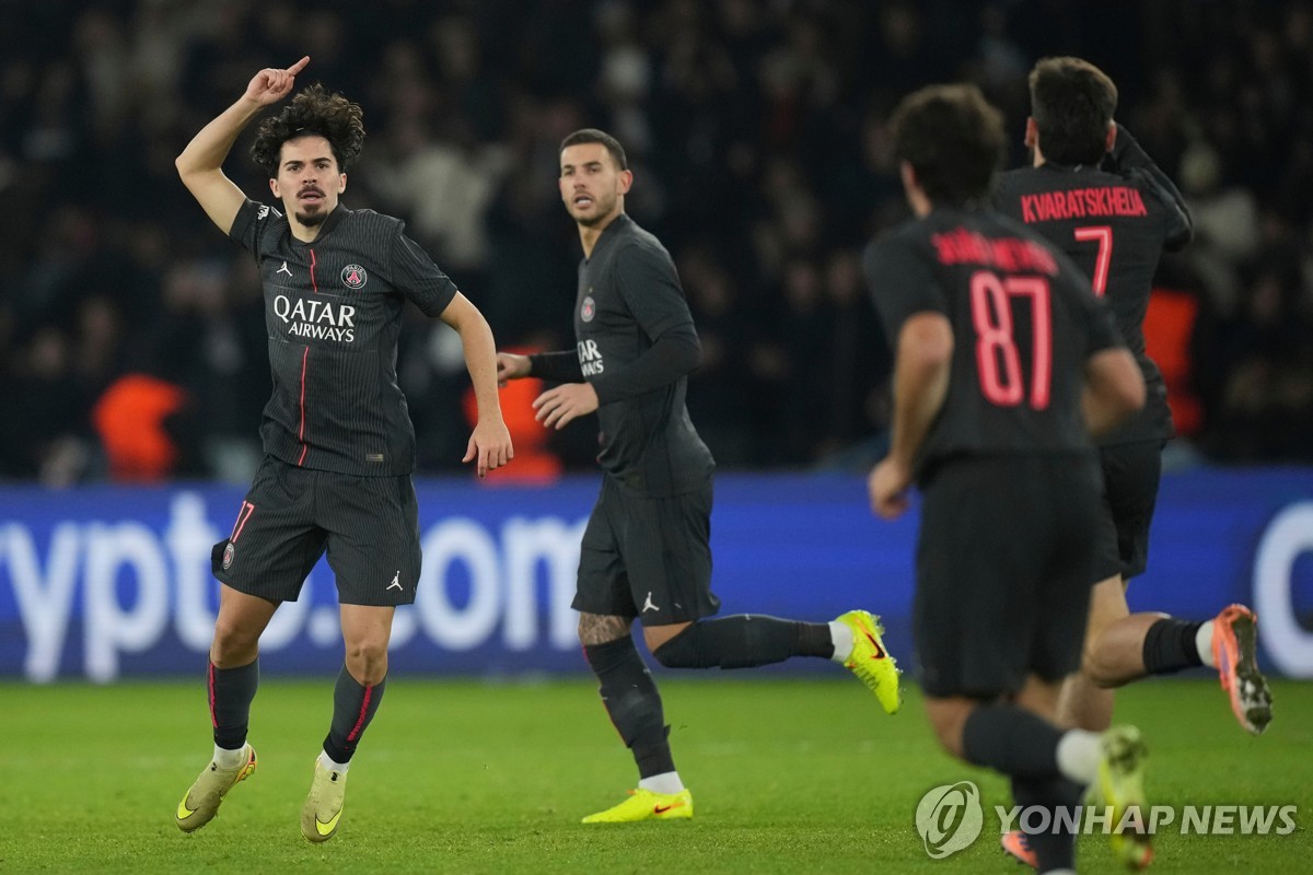 비티냐(왼쪽)의 골에 기뻐하는 PSG 선수들