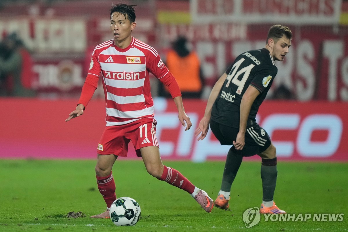 볼 경합 중인 우니온 베를린의 정우영