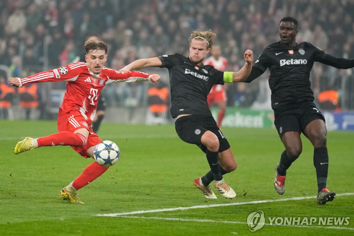 슈팅을 시도하는 뮌헨의 '17세 신성' 레나르트 카를