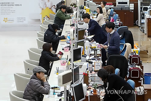 은행권 "마스크 해제되면 즉각 영업시간 정상화해야"…준비 착수(종합)