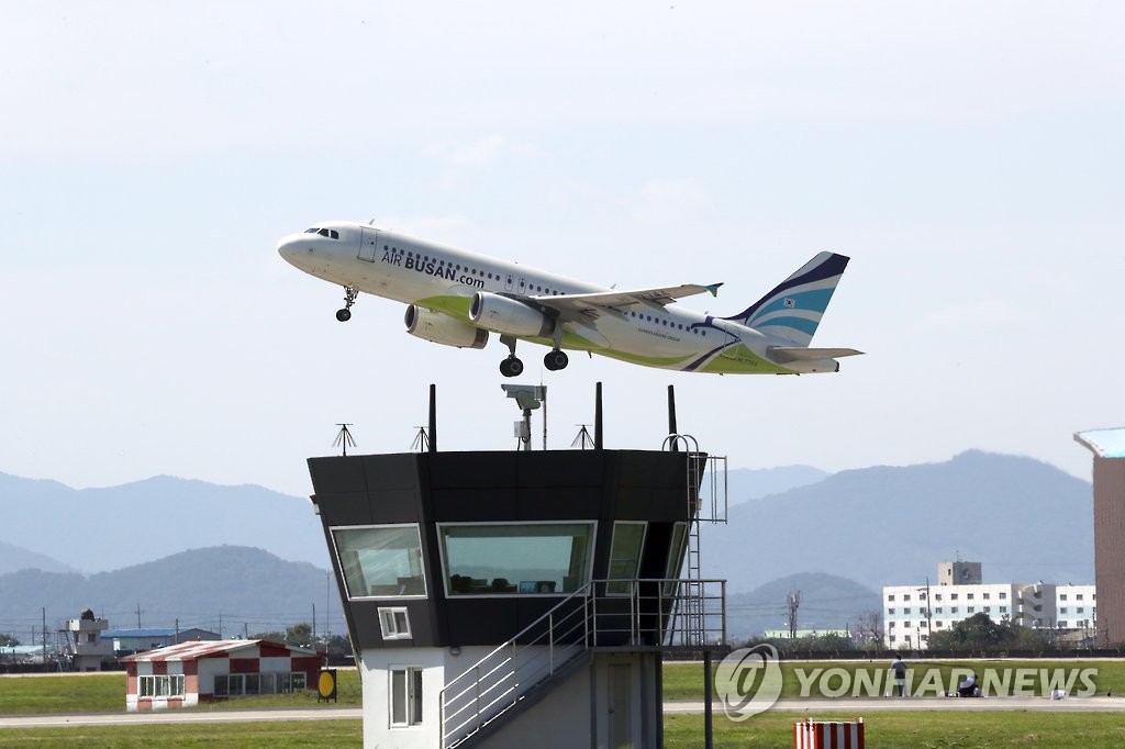 김해공항 이륙하는 에어부산 항공기