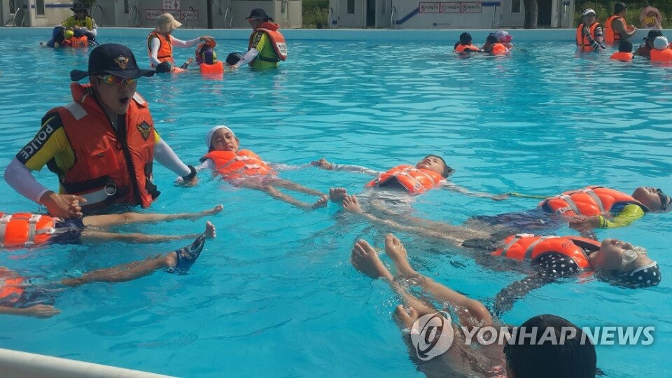 생존 수영 배우는 학생들
