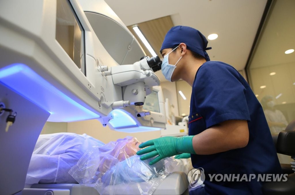 시력교정술 장면