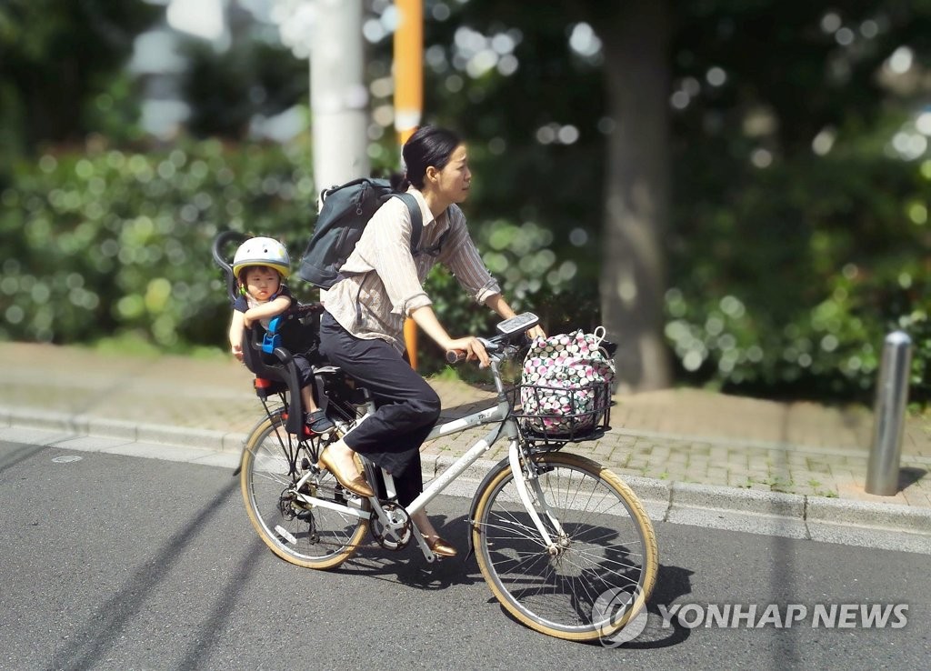 자녀를 어린이집에 데려가는 일본 여성