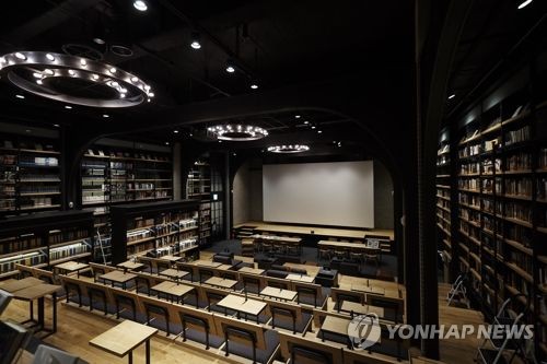 CGV명동역 씨네라이브러리의 영화 전문 도서관