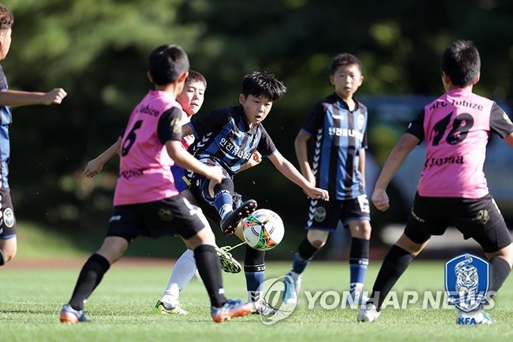 축구 시범경기 장면