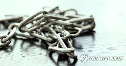 놀이터에 쓰러진 남성 목에 감긴 쇠사슬…어떤 사연이