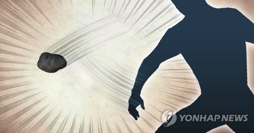 "개가 짖네, 조심해" 돌 던지며 이웃 부부 5개월간 괴롭힌 60대