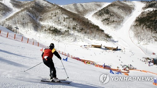 "겨울아, 반갑다" 온화한 12월 첫날 스키장·축제장 북적