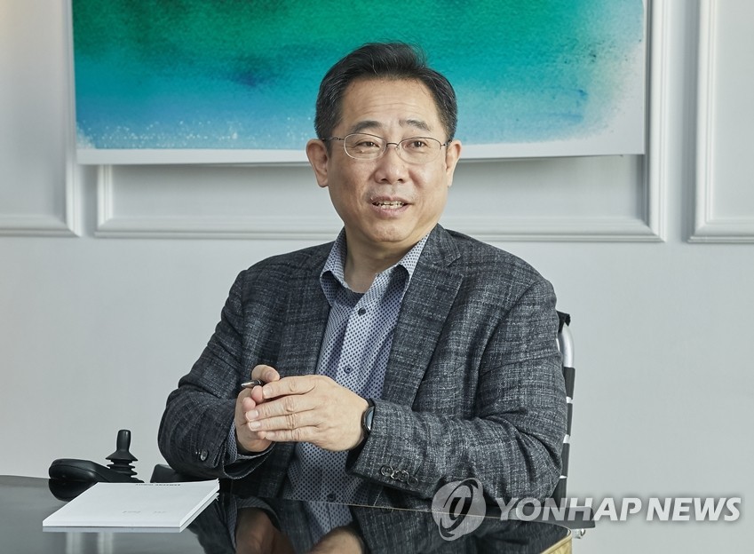 This image captured from Samsung Electronics Co.'s newsroom, shows the company's executive vice president Chung Eui-suk. (PHOTO NOT FOR SALE) (Yonhap)