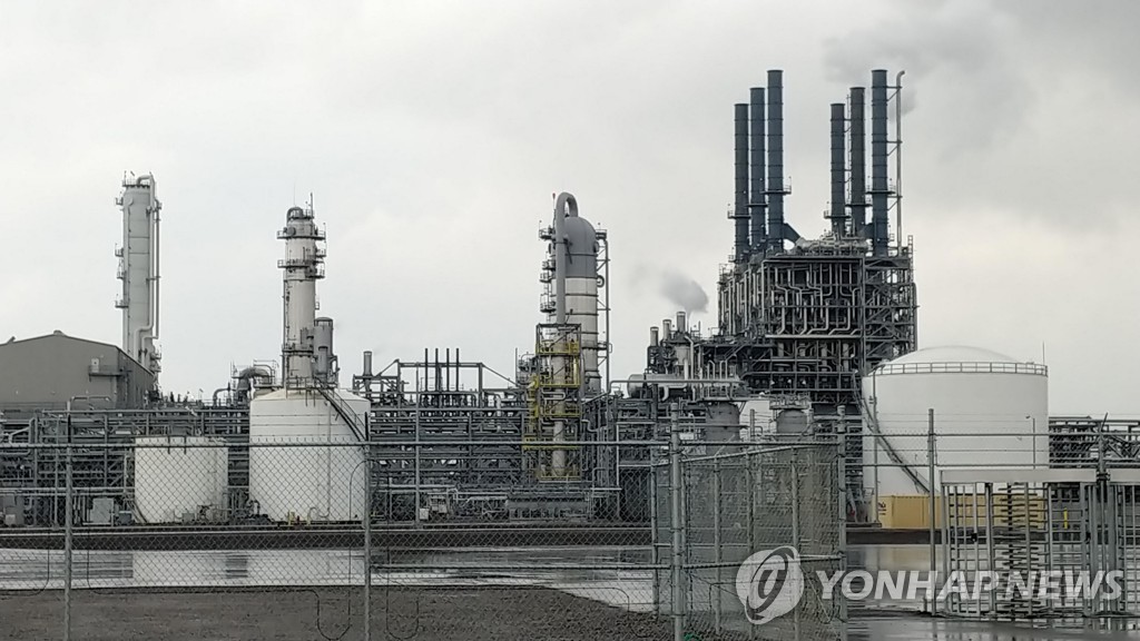 (LEAD) Lotte Chemical shifts to loss in Q1 amid coronavirus