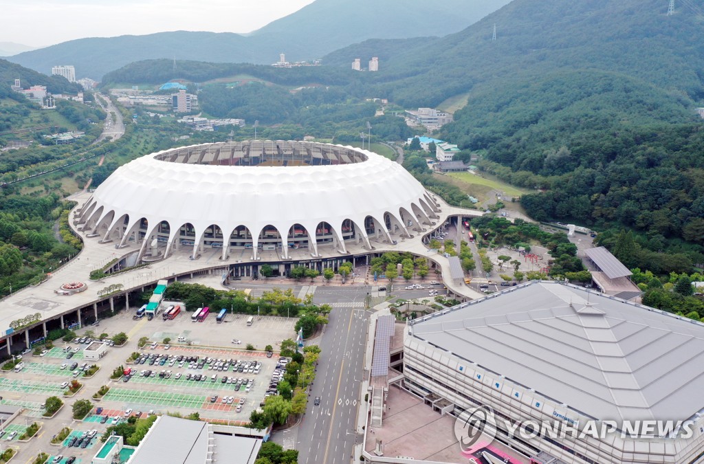 부산 아시아드 주경기장(왼쪽)과 사직체육관