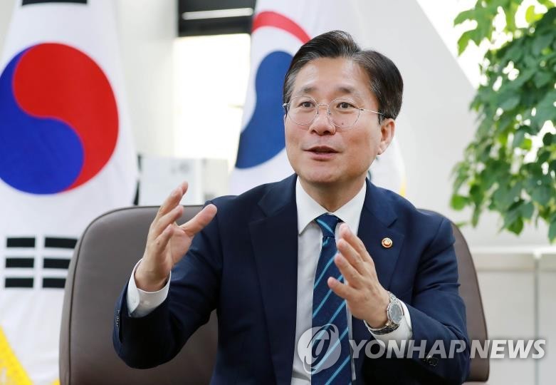 This file photo provided by the Ministry of Trade, Industry and Energy on May 13, 2020, shows Industry Minister Sung Yun-mo. (PHOTO NOT FOR SALE) (Yonhap)