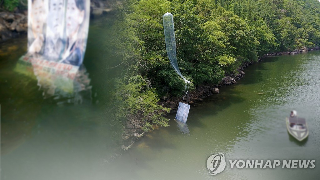 탈북민단체, 대북전단 살포…일부 홍천서 발견 (CG)