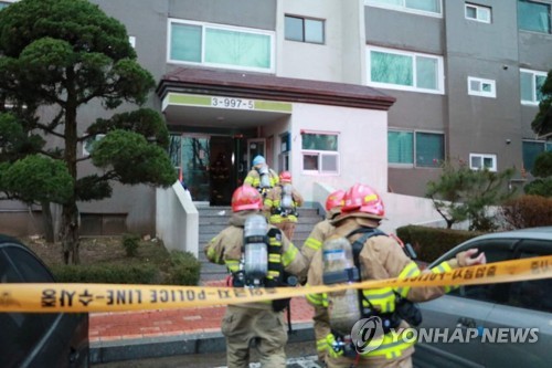 군포 아파트 12층서 불…소방당국 "사망자 5명 확인"