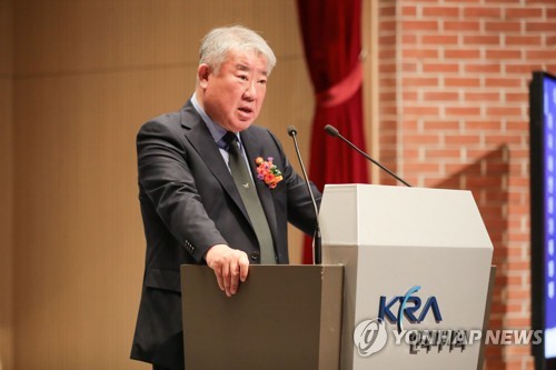 '측근 채용 강요 등' 김우남 전 마사회장 첫 재판서 혐의 부인