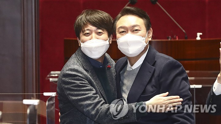 Yoon Suk-yeol (à droite), candidat présidentiel du Parti du pouvoir du peuple (PPP), et Lee Jun-seok, chef du PPP, posent pour une photo après la réunion du parti à l'Assemblée nationale à Séoul, le 6 janvier 2022. (Yonhap) 