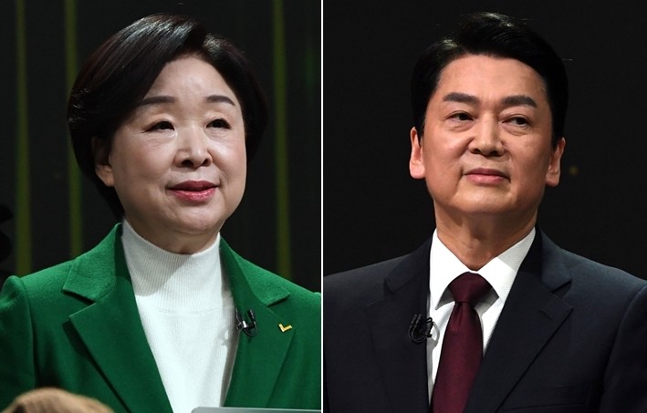 Sim Sang-jeung (à g.), la candidate à l'élection présidentielle du Parti de la justice (PJ) et Ahn Cheol-soo, le candidat du Parti du peuple (PP), lors de leur premier débat télévisé le jeudi 3 février 2022. (Pool photo) 