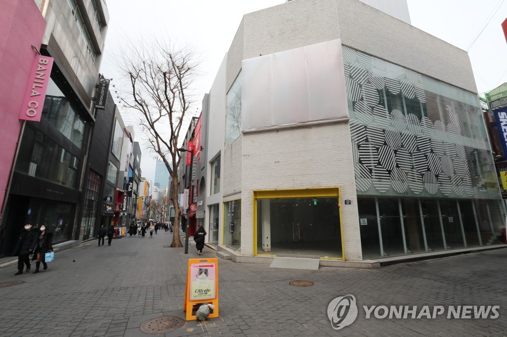 This file photo, taken Feb. 26, 2022, shows closed shops in the shopping district of Myeongdong in Seoul amid the pandemic. (Yonhap)